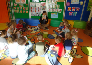 Dzieci przyglądają się prezentowanej przez nauczycielkę ilustracji i oceniają zachowania dzieci.